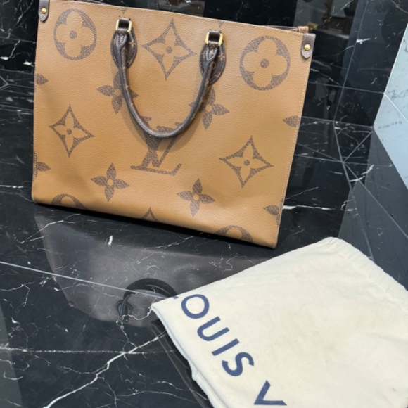 Louis Vuitton on the go handbag GM - Picture 11 of 11